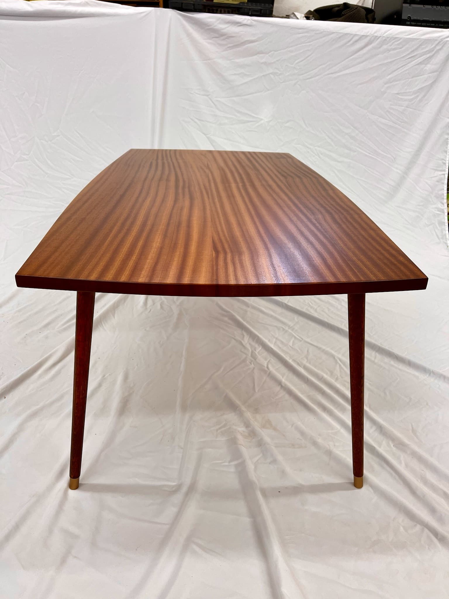 Sapele table - wood grain